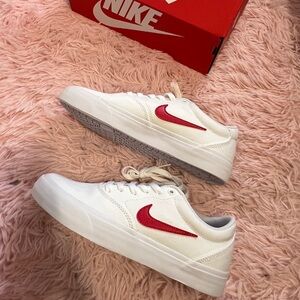 Nike Charge Canvas Size 8 NEW IN BOX